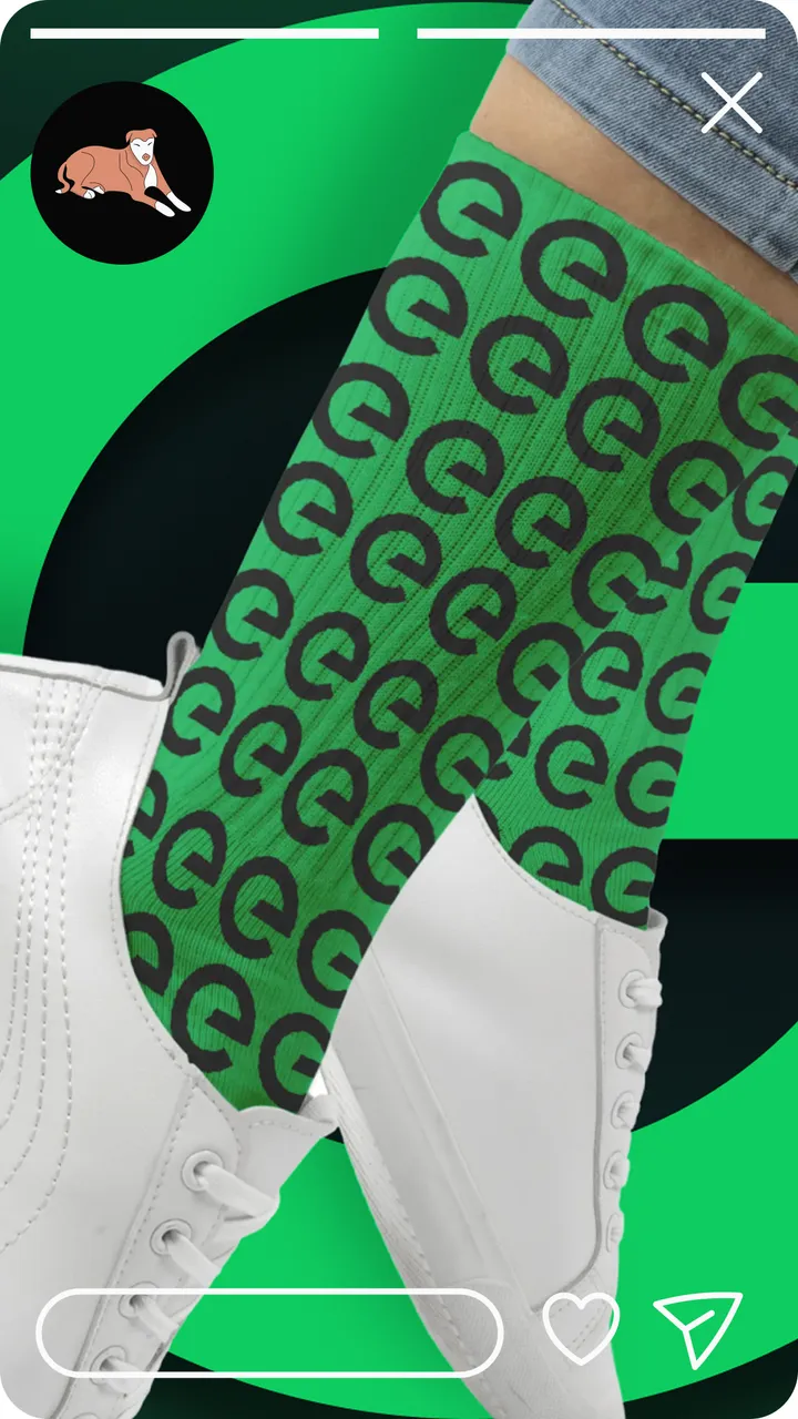 Historia de Instagram: calcetín con estampado de marca y tenis blancos sobre fondo verde