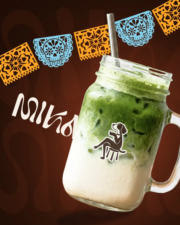 MIKA: matcha latte en tarro de vidrio con papel picado de Día de Muertos