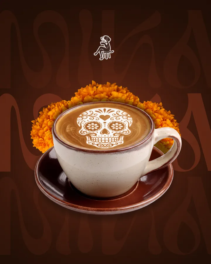 MIKA: latte con arte de calavera de azúcar sobre cempasúchil
