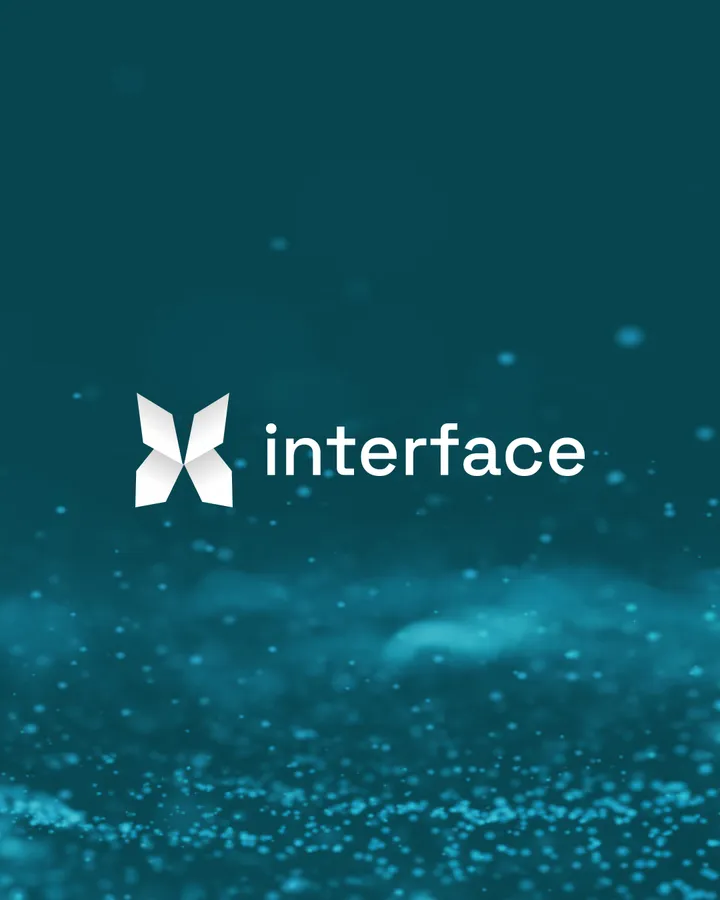 Interface: identidad sobre fondo submarino en tonos verde azulado