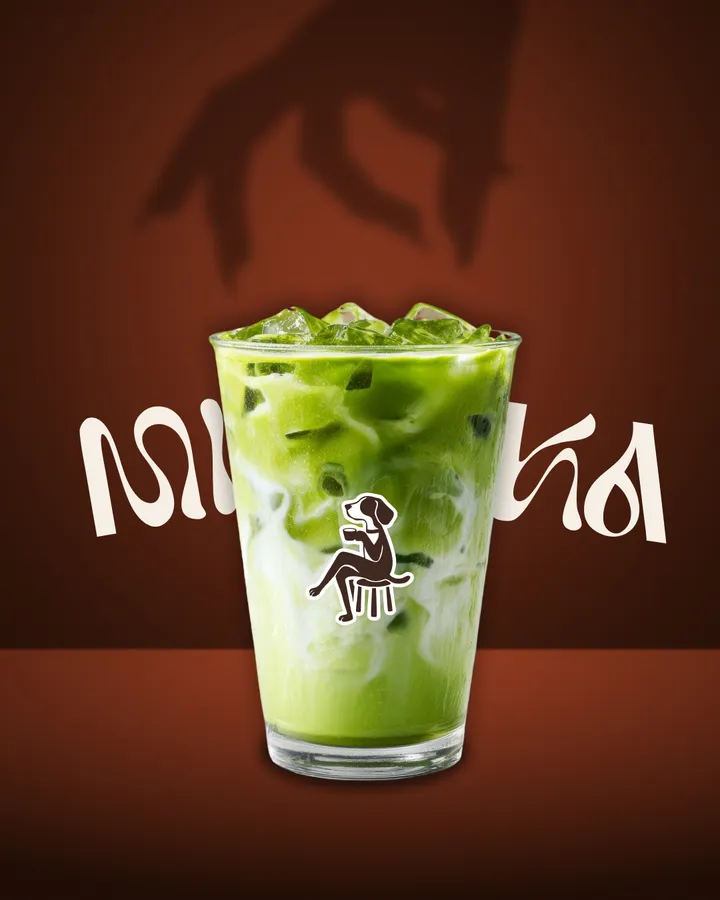 MIKA: matcha helado en vaso alto sobre fondo café